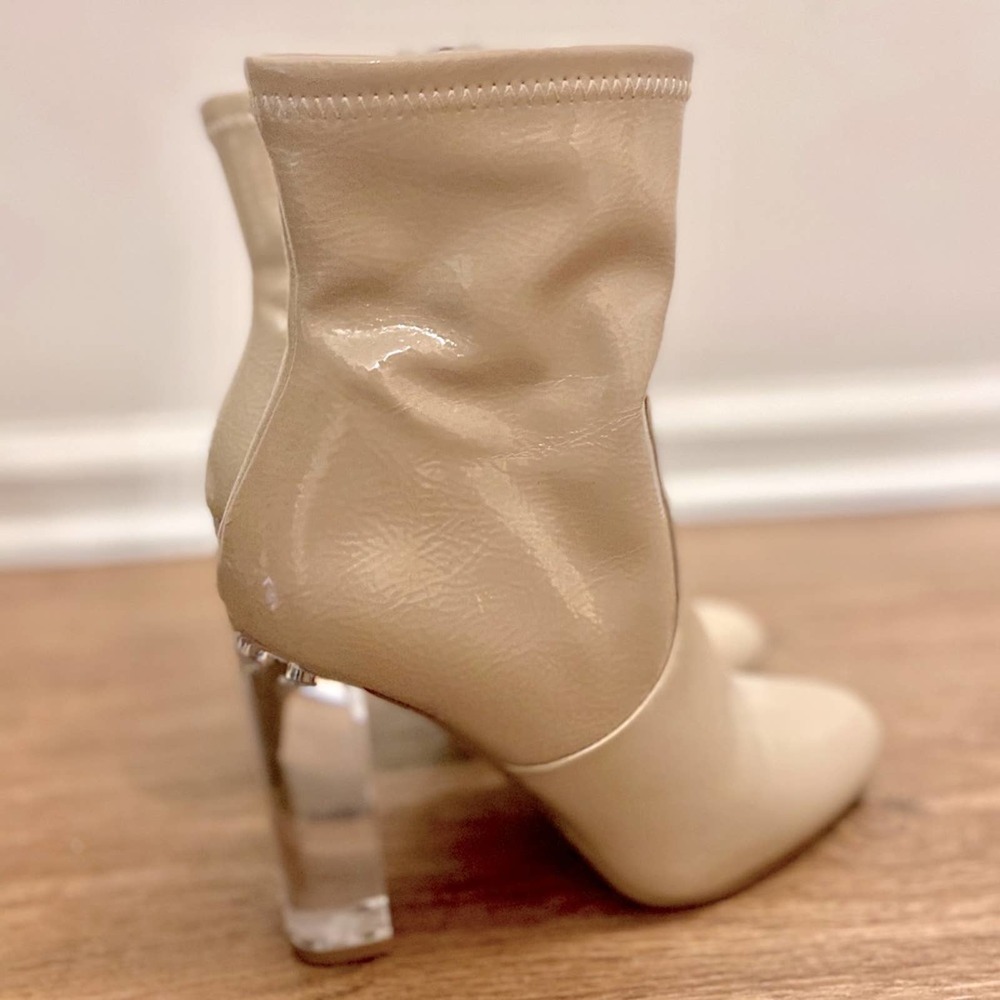 Beautiful nude heels! Loved but too small 🙁